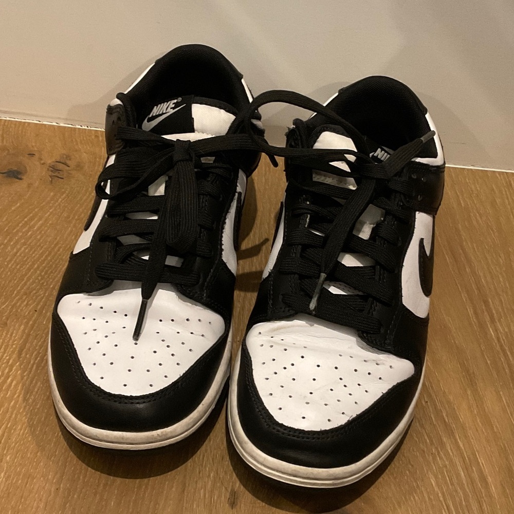 Nike Men’s Black and White Low-Top Sneakers